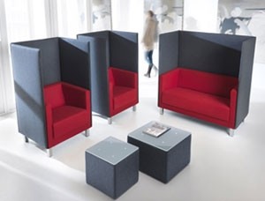 'Lounge L' - Sofas und Sessel in kubischer Form mit Trennwand